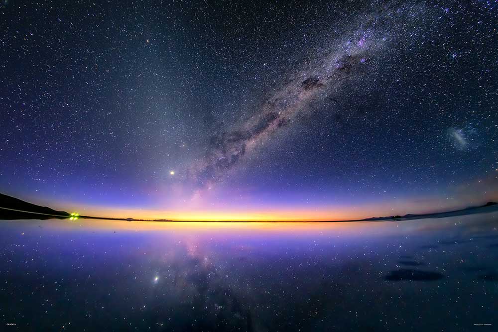 天空の鏡が映す夜明けの天の川（ウユニ塩湖）
